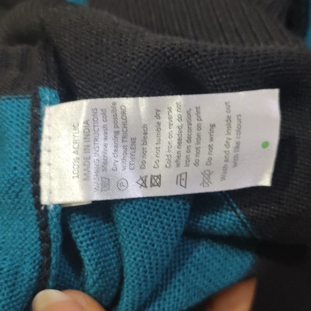 Colorblocked sweater with skirt - Picture 5 of 5